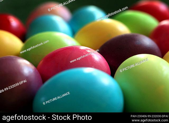 06 April 2023, Bavaria, Kaufbeuren: Brightly colored eggs are lined up in a kitchen. Photo: Karl-Josef Hildenbrand/dpa. - Kaufbeuren/Bavaria/Germany