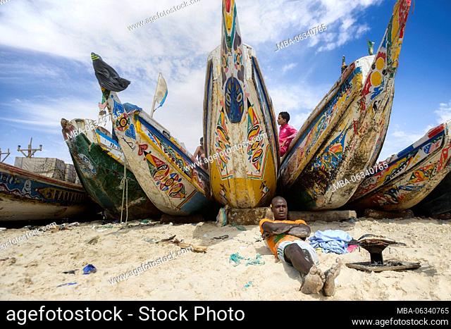FIshermen, peddlers, boats at Nouakchott's famous fish market