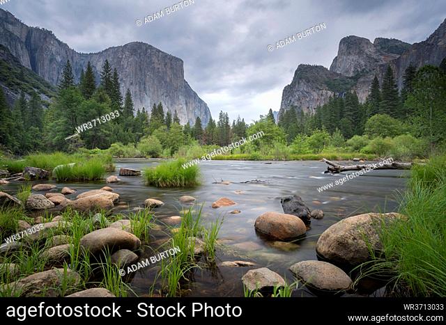 The Merced River at Valley View in spring, Yosemite National Park, UNESCO World Heritage Site, California, United States of America, North America