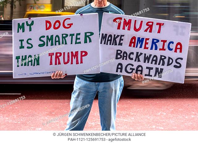 With cardboard signs this man demonstrates in front of the Trump Tower in New York against Donald Trump. The Democrats have announced that they will initiate an...