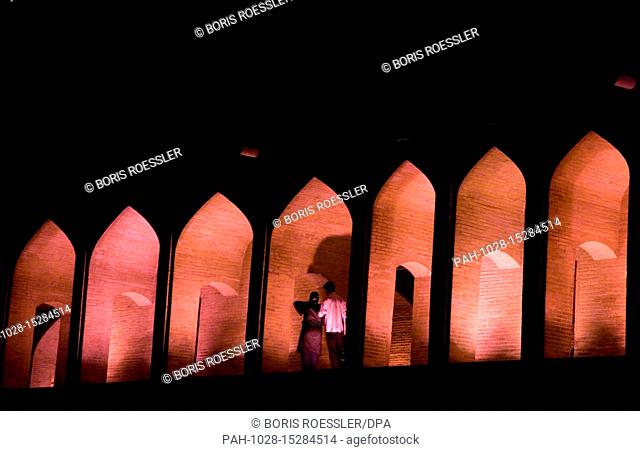 The picture shows a young couple on the Bridge of 33 Arches in Isfahan, Iran, in March 2009. Isfahan with its 1.6 million inhabitants is the capital of the...
