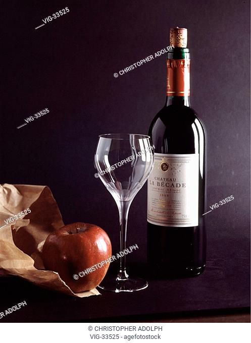 Redwine bottle with empty wine glass and apple ( still life ). - GERMANY, 14/03/2003