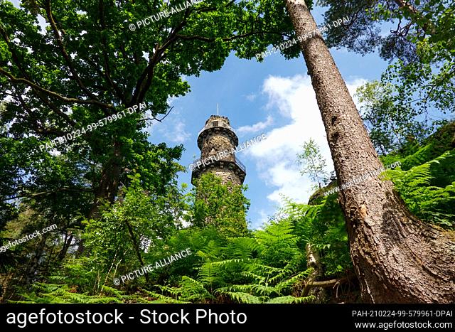 12 June 2020, Saxony, Pfaffendorf: The approximately 29 meter high observation tower on the Pfaffenstein of the Elbsandsteingebirge