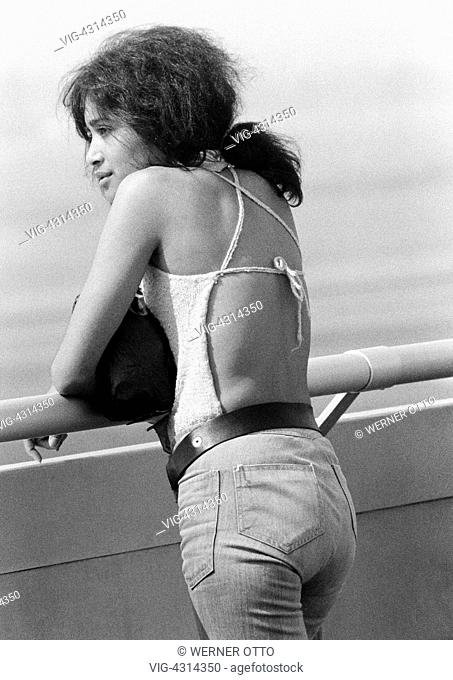 DEUTSCHLAND, DUESSELDORF, 30.06.1973, Seventies, black and white photo, people, young girl in summerwear, top, backless, mulatta
