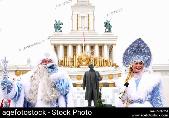 RUSSIA, MOSCOW - 20 de diciembre de 2023: El P. Frost y Snow Maiden son vistos durante la exposición internacional de Rusia Expo y el foro en el centro de...