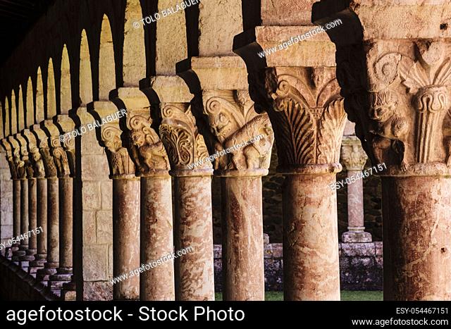 columnas y capiteles, claustro del siglo XII, monasterio benedictino de Sant Miquel de Cuixa , año 879, pirineos orientales, Francia, europa