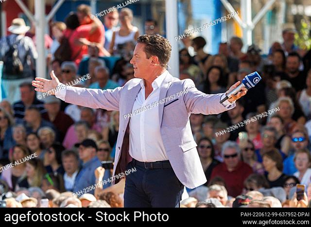 12 June 2022, Baden-Wuerttemberg, Rust: Presenter and singer Stefan Mross stands in the run-up to the live broadcast of the show ""Immer wieder sonntags"" in...