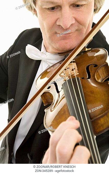 Eleganter Mann im Frack spielt konzentriert Violine