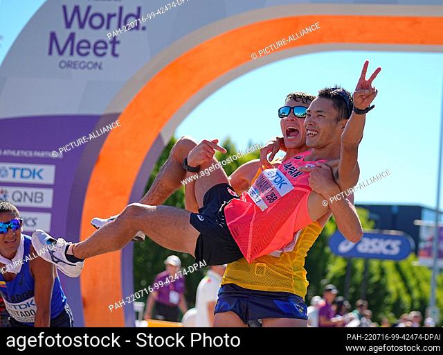 15 July 2022, US, Eugene: Athletics: World Championships: Perseus Karlström, Sweden third, carries world champion Toshikazu Yamanishi; Japan, 20 km walking
