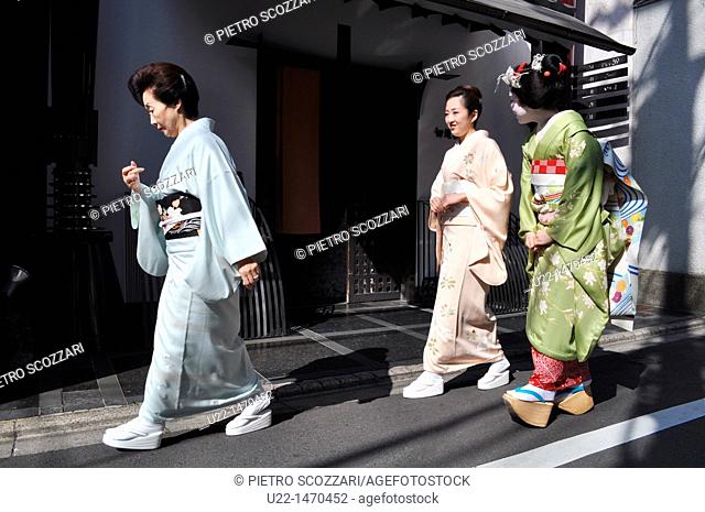 Kyoto (Japan): maiko (apprentice geisha) and women in traditional kimonos in Gion