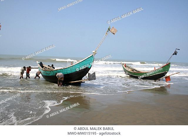 Fishermen bringing their boat to the shore, at Shah Porir Island, Teknaf, Cox’s Bazar, Bangladesh March 22, 2008