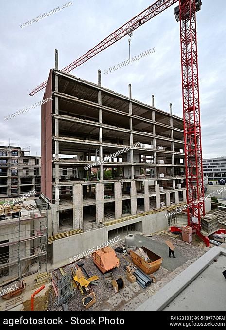 PRODUCTION - 12 October 2023, Thuringia, Erfurt: A construction site on the day of the topping-out ceremony. The revitalization of an existing high-rise...