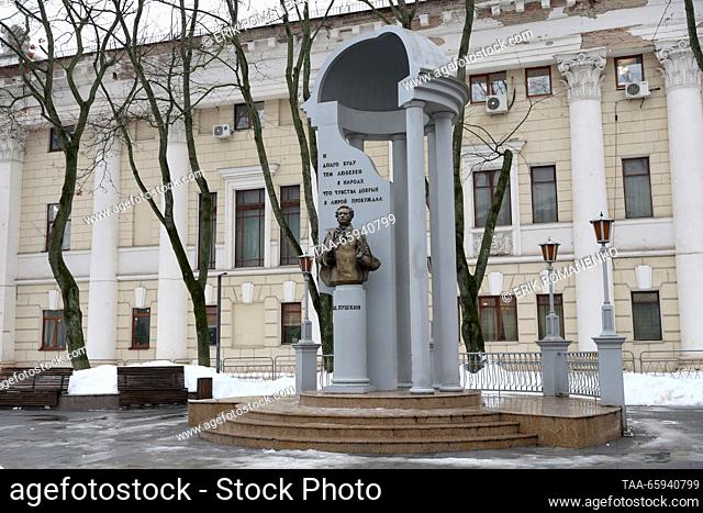RUSSIA, VORONEZH - 20 de diciembre de 2023: Un monumento al poeta y escritor ruso Alexander Pushkin (1799-1837) se encuentra en la plaza de jardín eponímico
