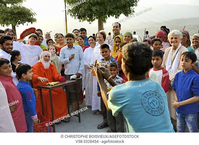 India, Uttarakhand, Dehradun region, Dumet village (Barwala), Sadhana Kendra Ashram, Chandra Swami offering fruits to the ashram workers