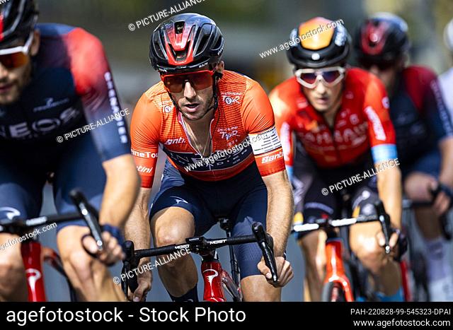 28 August 2022, Baden-Wuerttemberg, Stuttgart: Adam Yates (M) from Great Britain and Team INEOS Grenadiers during the 4th stage of the Tour of Germany in...