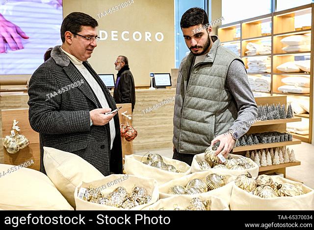 RUSSIA, MOSCOW - NOVEMBER 30, 2023: Customers visit a Redecoro shop at the Metropolis shopping mall. The Russian brand Redecoro seeking to replace H&M Home and...