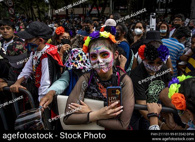 31 October 2021, Mexico, Mexiko-Stadt: A woman dressed as Catrina during the Day of the Dead parade in Mexico City. With costumes