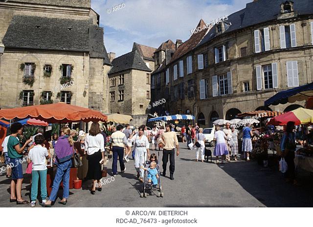 Visitors on market Sarlat-la-Caneda Dordogne Perigord Aquitania France