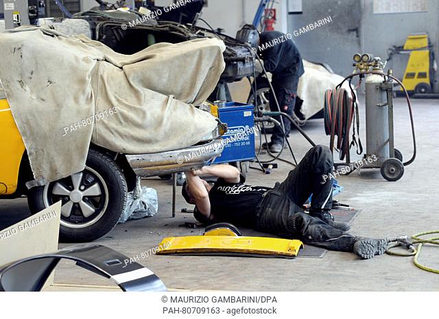 An coachbuilder repairs a car in an auto shop in Berlin,  Germany, 23 May 2016. Photo: Maurizio Gambarini/dpa | usage worldwide