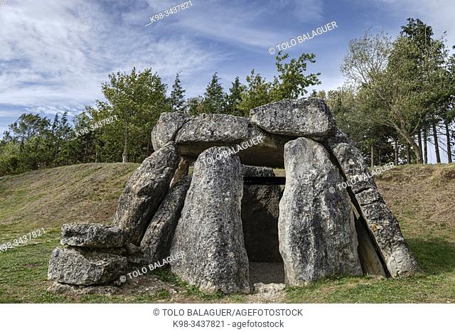 Dolmen de Aizkomendi, Neolítico , Eguílaz, Álava , comunidad autónoma del País Vasco, Spain
