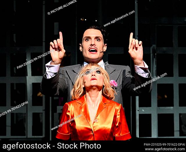 25 October 2023, Berlin: Katharina Mehrling as Roxy Hart and Jörn-Felix Alt as lawyer Billi Flynn, taken during the film and photo rehearsal for the play...