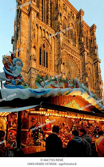France, Bas Rhin, Strasbourg, old town listed as World Heritage by UNESCO, Christmas market (Christkindelsmarik), Place de la Cathedrale with Notre Dame...