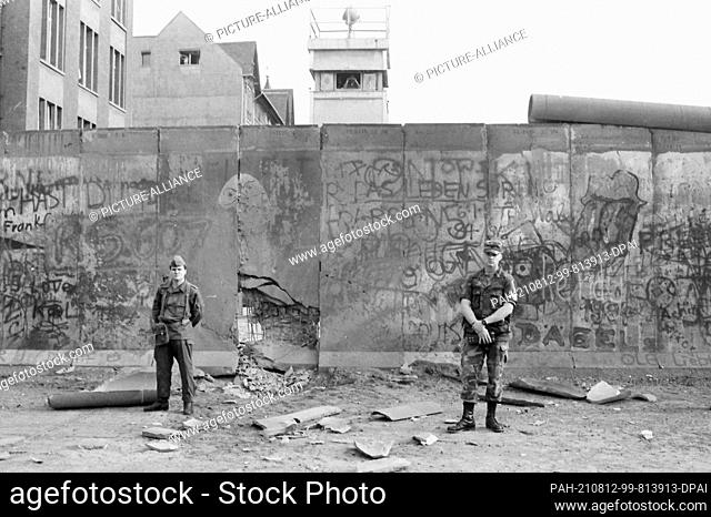 28 July 1986, Berlin: GDR border guards and U.S. military police secure the Wall near Checkpoint Charlie on Charlottenstrasse in the Kreuzberg district after an...