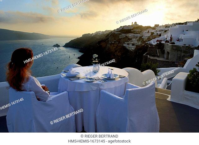 Greece, Cyclades, Aegean Sea, Santorini (Thira or Thera), village of Oia, Relais & Chateaux hotel Kirini Suites & Spa overlooking the Caldera