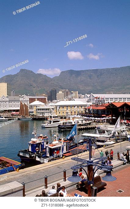 South Africa, Cape Town, Victoria and Alfred Waterfront, harbor, Table Mountain, skyline