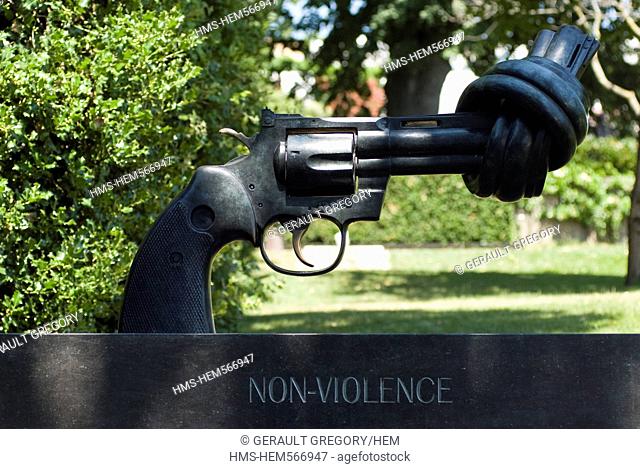 Switzerland, Canton of Vaud, Lausanne, Olympic museum in Lausanne, Carl Fredrik Reutersward sculpture entitled Nonviolence representing a gun barrel tied in on...
