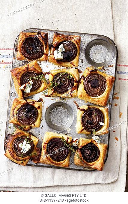 Onion tarts with blue cheese and thyme