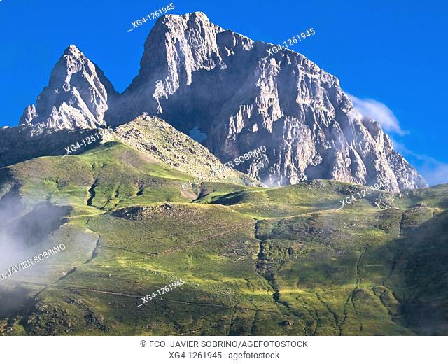 Panorámica del pico Midi d'Ossau desde el puerto del Portalet - Bearn - Pirineos - Francia