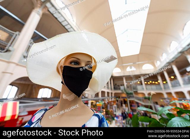 06 May 2020, Saxony, Dresden: A mannequin with a face mask is standing in the Neustadt market hall on the edge of a press conference on the security of supply...
