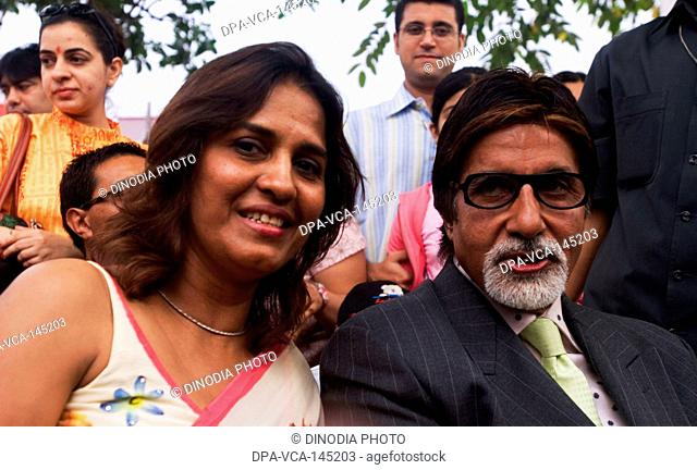 Journalist Farzana contractor with Bollywood film superstar Amitabh Bachchan , India NO MR