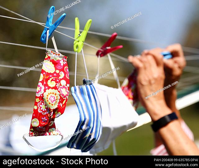 08 April 2020, North Rhine-Westphalia, Mülheim: The 79-year-old pensioner Inge Vincents hangs up her self-sewn face masks to dry after washing them at 60...