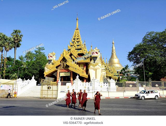 MMR , MYANMAR / BURMA / BIRMA : The Shwedagon pagoda in Yangon / Rangoon , 03.11.2015 - Yangon, Yangon, Myanmar, 03/11/2015