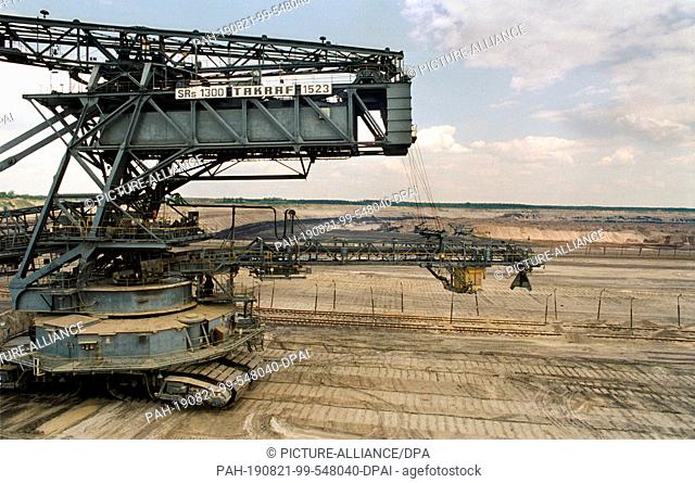 17 March 2003, Berlin, Senftenberg: Lignite mining near Senftenberg, excavator. Belonged to the Treuhand at that time / Landscape / Economy / Industrial...