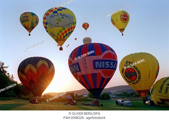 Numerous hot-air balloons start in the early morning of 23.5.1999 at the open German championship in Gladenbach (Marburg-Biedenkopf district) in the rising sun