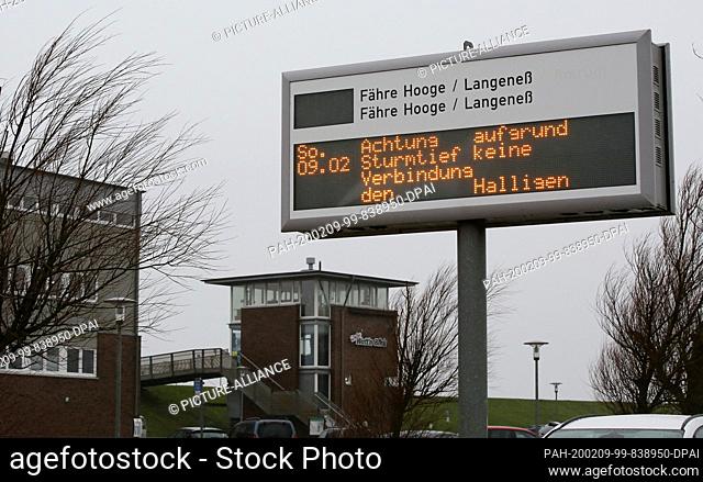 09 February 2020, Schleswig-Holstein, Schlüttsiel: On a display board the cancellation of the ferries to the Halligen is announced because of the storm...