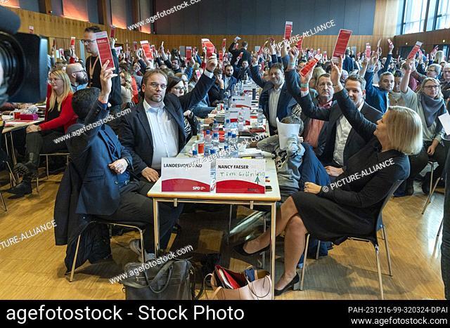 16 December 2023, Hesse, Groß-Umstadt: Nancy Faeser (r), state chairwoman of the SPD in Hesse and Federal Minister of the Interior and Home Affairs