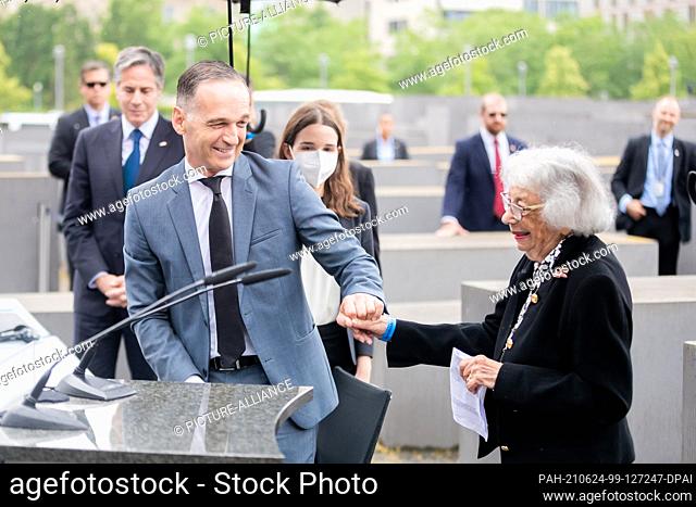 24 June 2021, Berlin: Margot Friedländer (r), Holocaust survivor, and Heiko Maas (SPD, M), Foreign Minister, shake hands next to Antony Blinken (2nd from left)