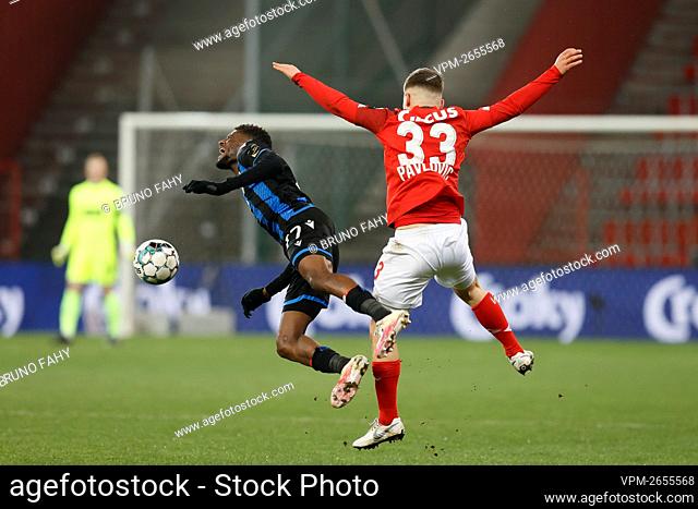 Club's Clinton Mata and Standard's Demjan Pavlovic fight for the ball during a soccer game between Standard de Liege and Club Brugge
