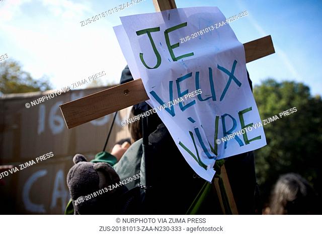 October 13, 2018 - Toulouse, France - Parents of a baby put a placard reading 'I want to live' on his cradle. After the IPCC report on the difference between 1