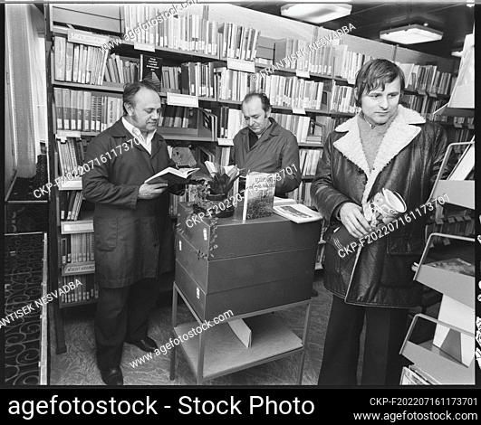 ***OCTOBER 31, 1975FILE PHOTO***Librarians offer best books for people all ages in Olomouc, Czechoslovakia, October 31, 1975