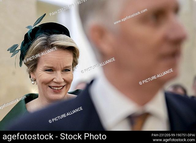 05 December 2023, Berlin: The Belgian royal couple King Philippe and Queen Mathilde are guided through the red town hall