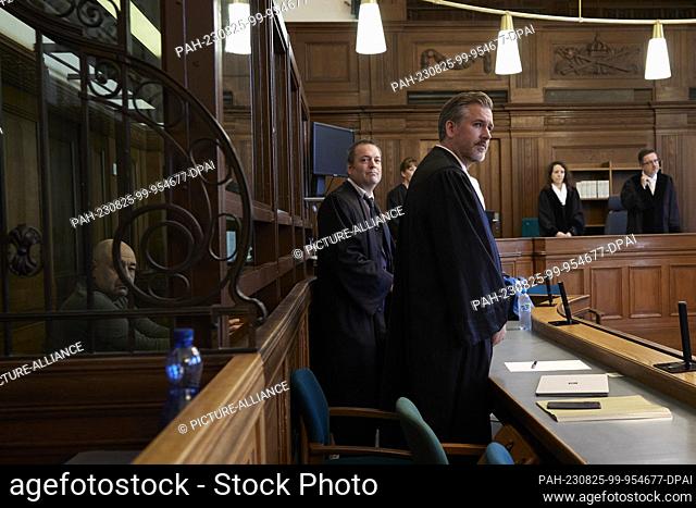25 August 2023, Berlin: An accused 55-year-old Russian (l-r) sits next to his defense attorneys Piet Mumm and Elvis Jochmann and Judge Thomas Groß (r) in Room...