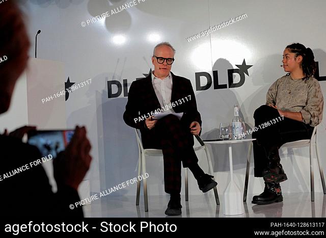 19 January 2020, Bavaria, Munich: (l-r) Hans Ulrich Obrist (Artistic Director of the Serpentine Galleries in London) and Tau Lewis (Artist) discuss during a...