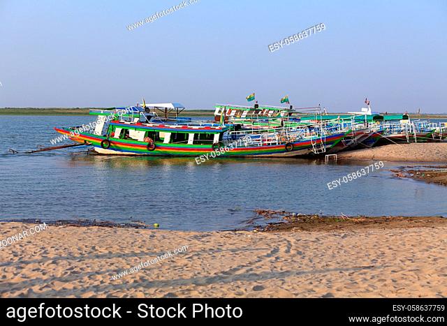 Schiffe auf dem Irawadi in Myanmar