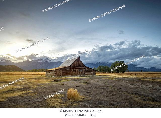 USA, Wyoming, Grand Teton National Park, Jackson Hole, T. A. Moulton Barn in front of Teton Range