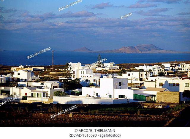 El Cuchillo, Village on Lanzarote, in the background island La Graciosa, Atlantic Ocean, Lanzarote, Canary Islands, Spain, Europe